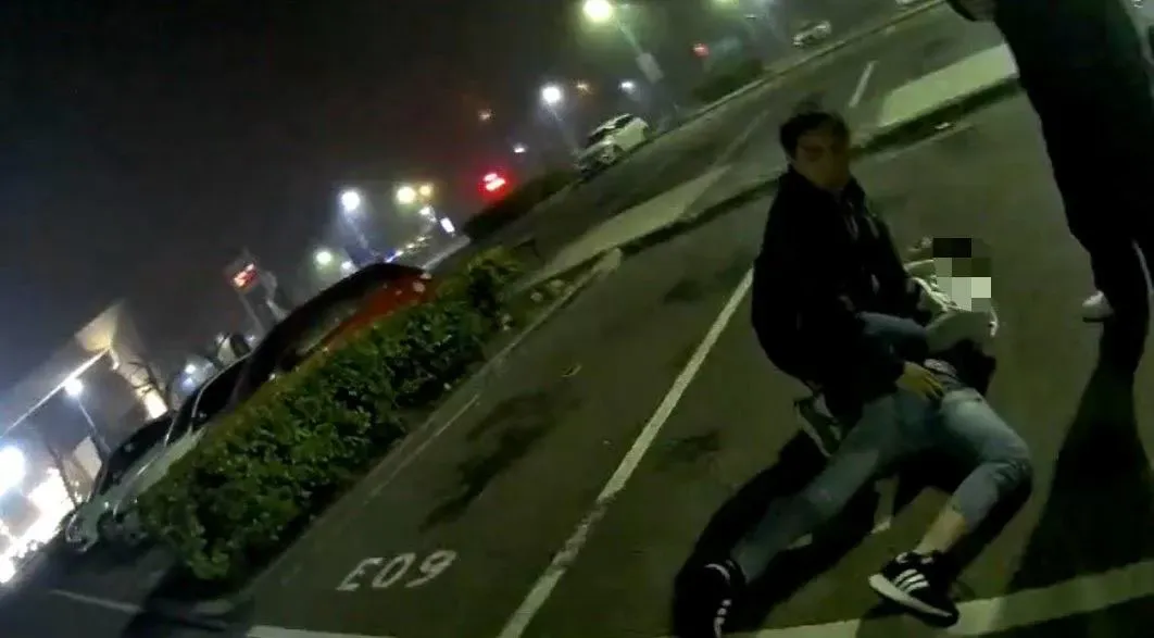 警方在彰化高鐵站逮捕賣槍犯嫌，起獲手槍、毒品 。（圖／翻攝畫面）