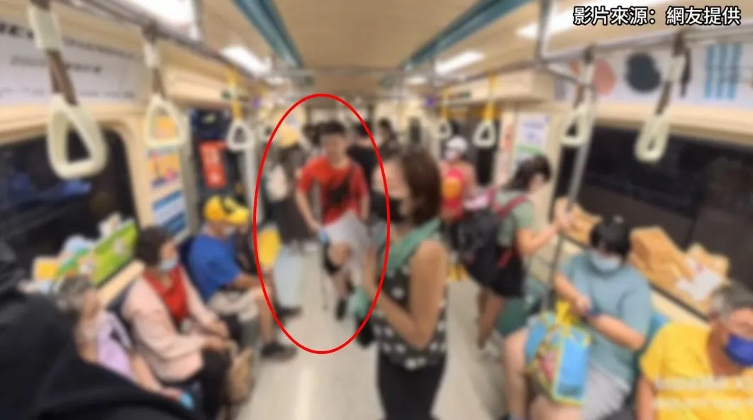 一位拄著拐杖、行動不便的男乘客進入車廂。（圖／網友授權提供）