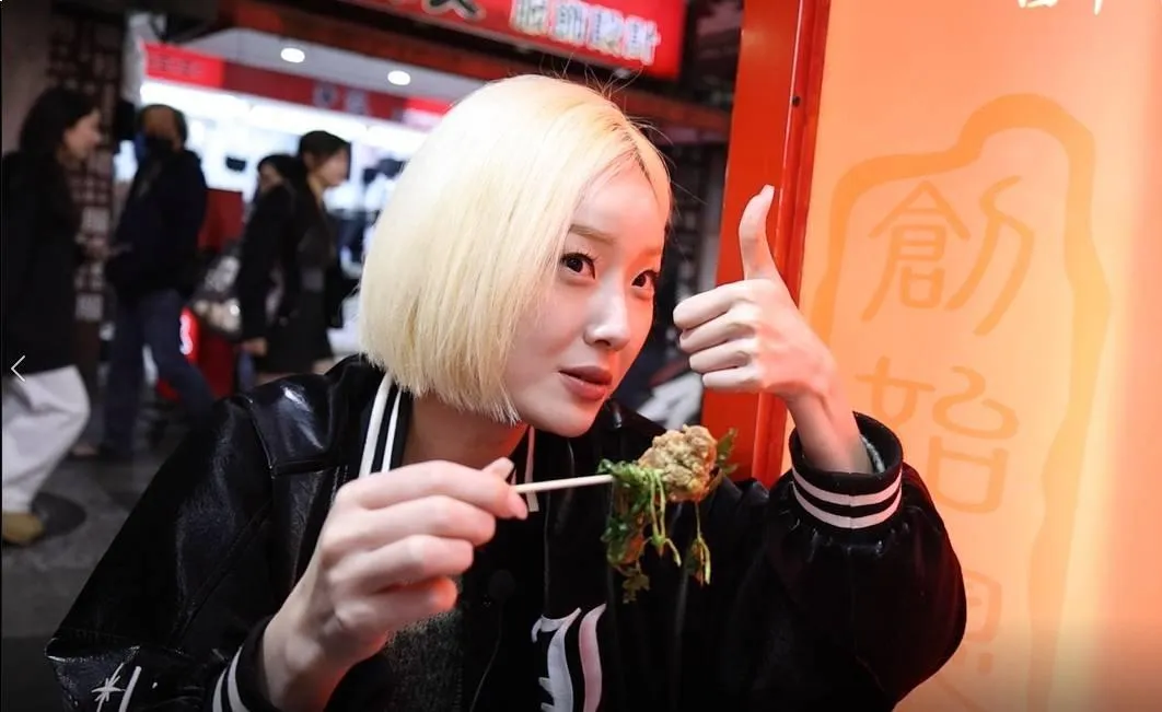 徐賢淑首次品嘗鹹酥雞就豎起大拇指。（圖／譚兆青攝）