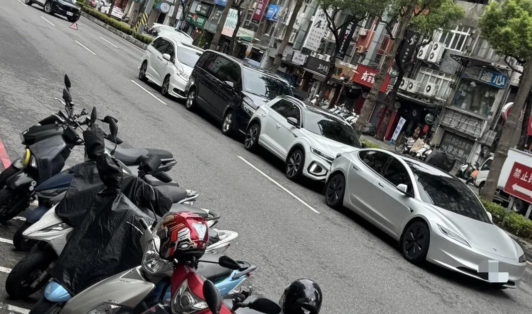 新北板橋發生4車追撞車禍。（圖／翻攝畫面）