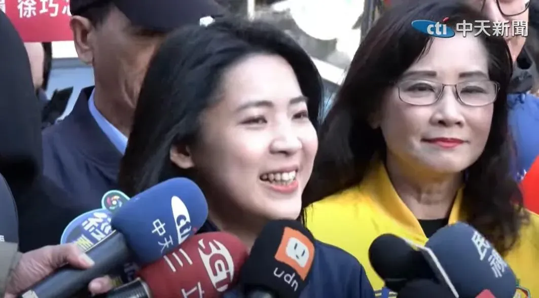 國民黨立委徐巧芯今日和台北市議長戴錫欽、議員秦慧珠、詹為元在吳興市場發送韓國瑜春聯。（圖／中天新聞）