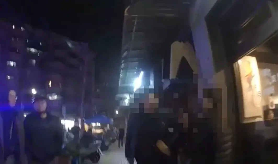 楊男與黃女把盧女打到破相。（圖／警方提供）
