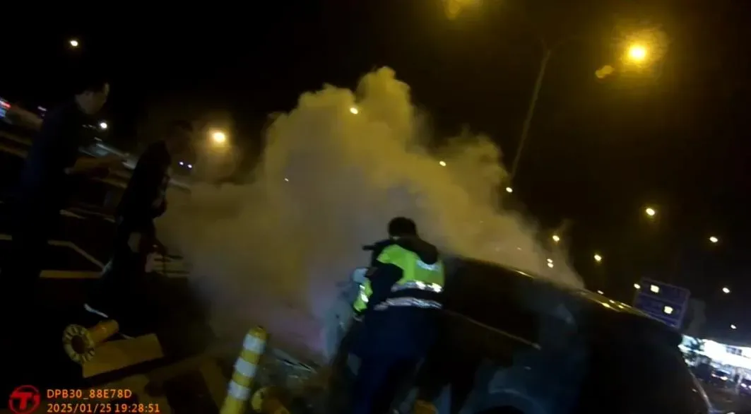熱心民眾合力將車門打開，並試圖將車輛上人員救出。（圖／翻攝畫面）