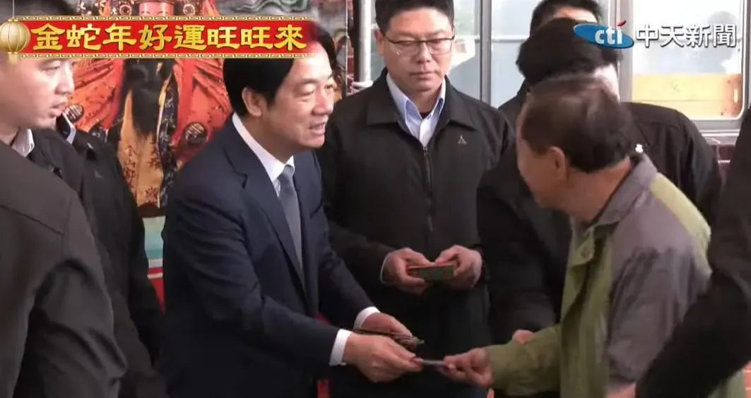 總統賴清德除夕夜一早回金山老家發福袋、入廟祈福願國泰民安。(圖／中天新聞)