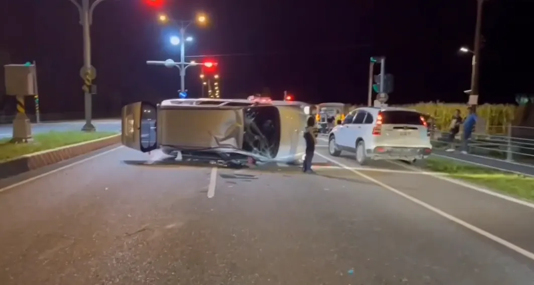 車輛閃避黑夜小貓失控翻車。（圖／翻攝畫面）