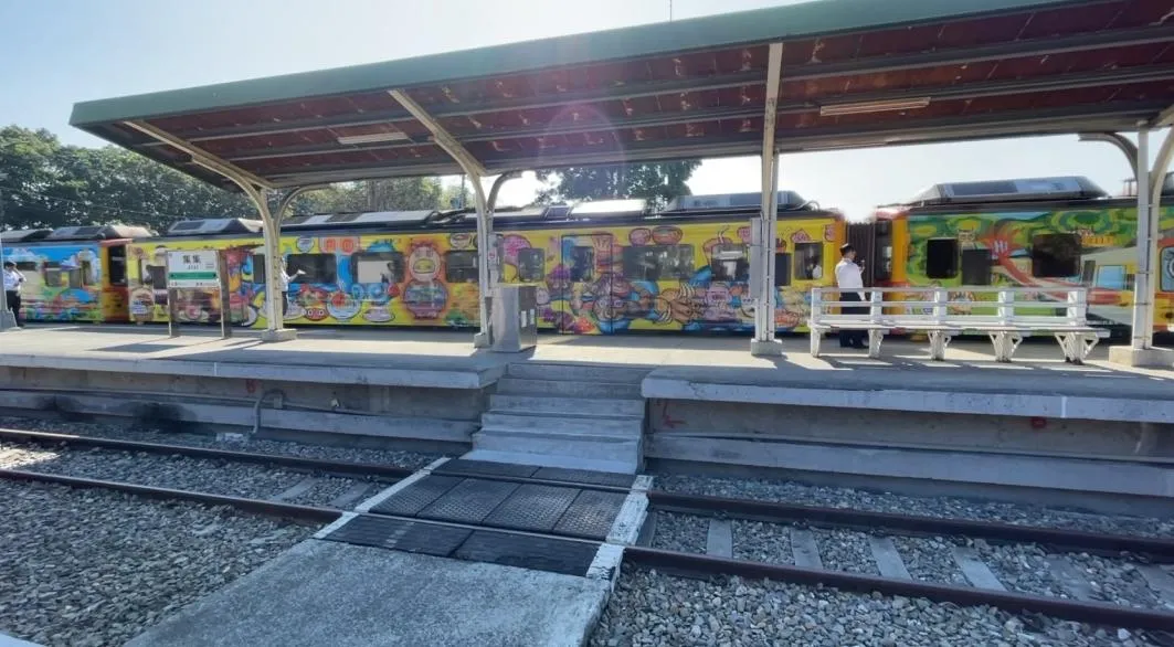 不僅通車還推出由藝術家洪易設計的彩繪列車,吸引了大量遊客和鐵道愛好者前來朝聖。(圖/翻攝畫面)