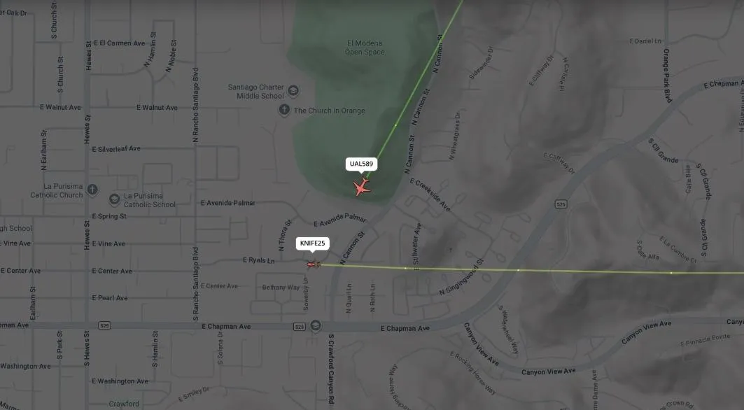 一架波音737-800客機險些撞上一架黑鷹直升機。（圖／翻攝FlightRadar24官網）