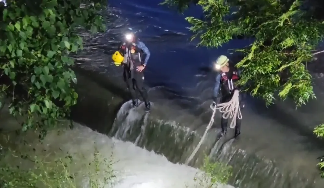 馬博拉斯橫斷登山路線24日發生山難意外，搜救人員持續搜救失蹤的女山友。（圖／翻攝畫面）