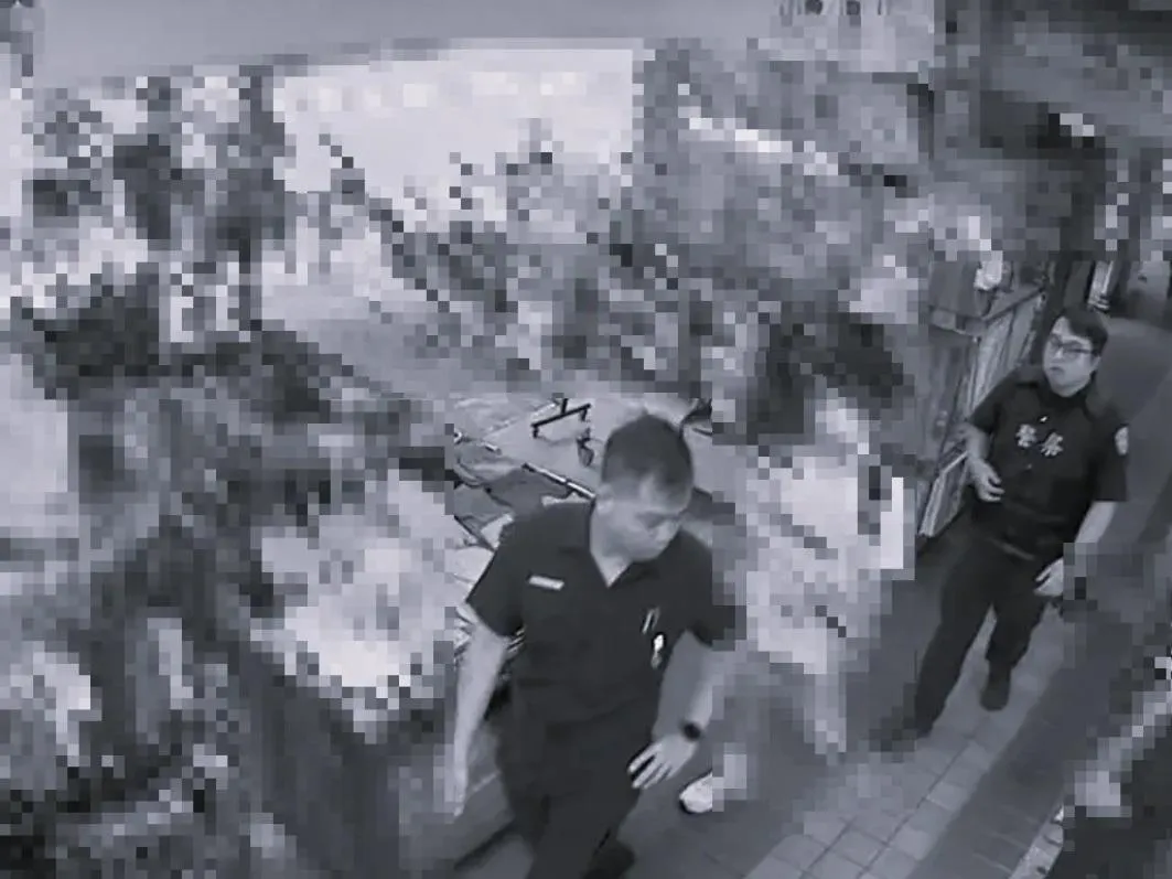 事發後學弟自行打電話報警,並站在原地等警察。(圖/翻攝畫面)