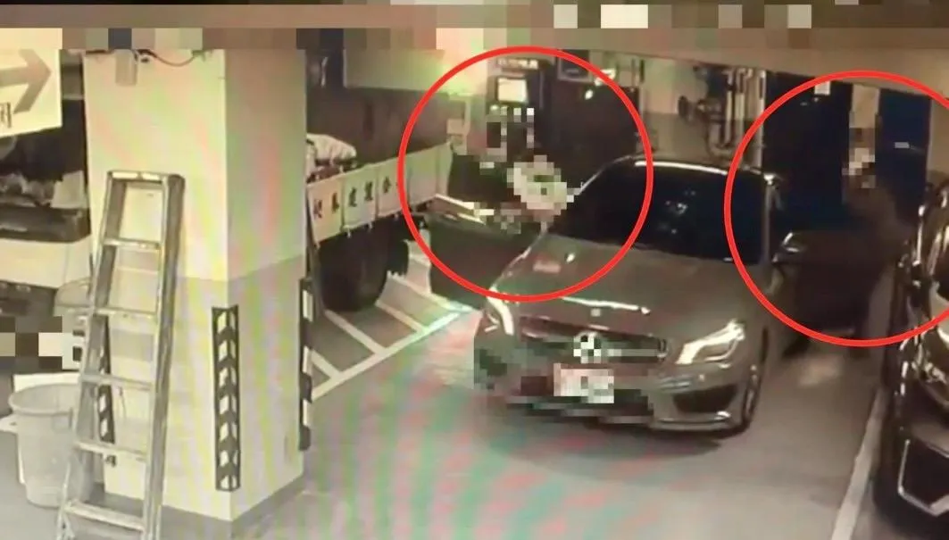 女子二度上車時才被車主發現喝斥離開。(圖/翻攝畫面)