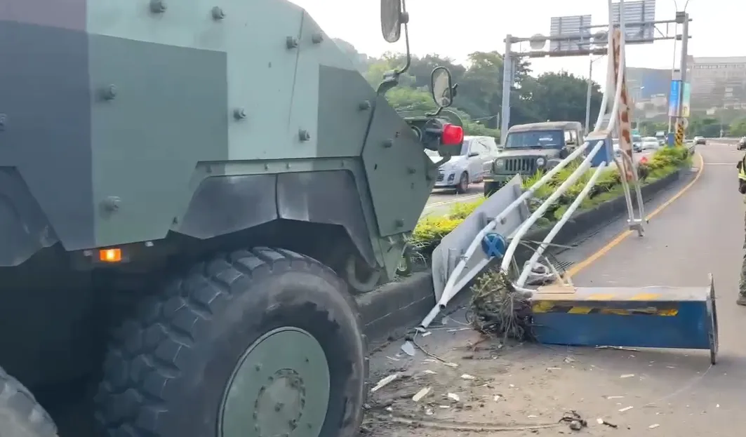 軍用車輛自撞車禍造成路燈桿斷。（圖／警方提供）