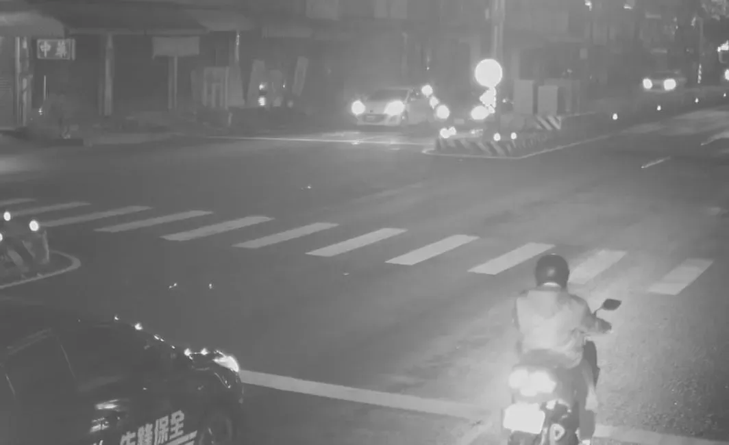 當時陳男在路口停等紅燈。（圖／翻攝畫面）