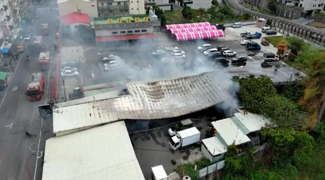 台南生鮮倉庫發生火警。（圖／翻攝畫面）