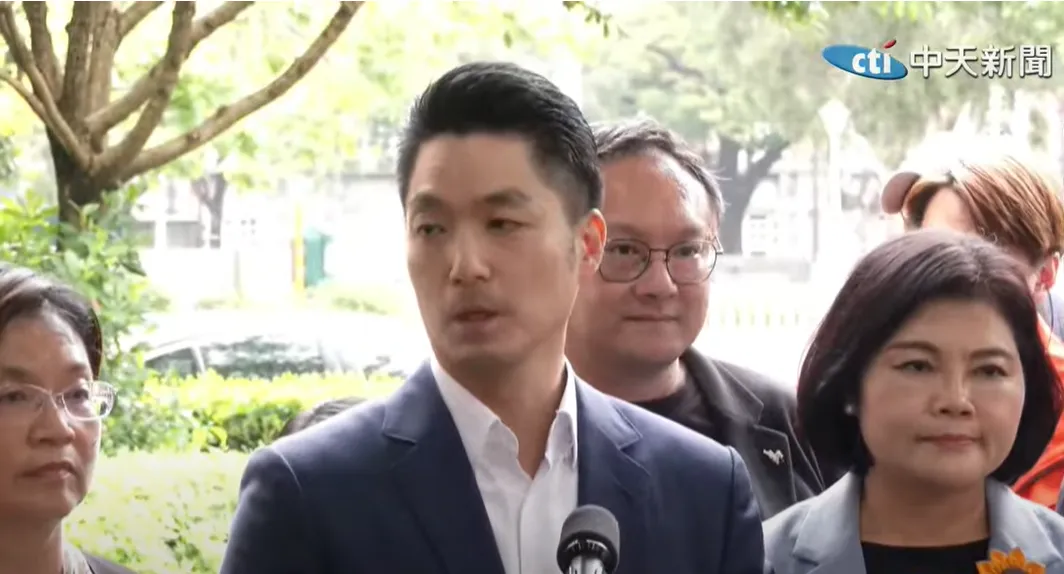 蔣萬安今率領多位藍營縣市首長赴政院提出訴願。(圖/中天新聞)
