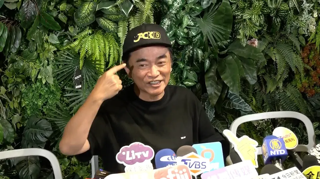 吳宗憲透露雙眼視力都是1.2。（圖／中天新聞）