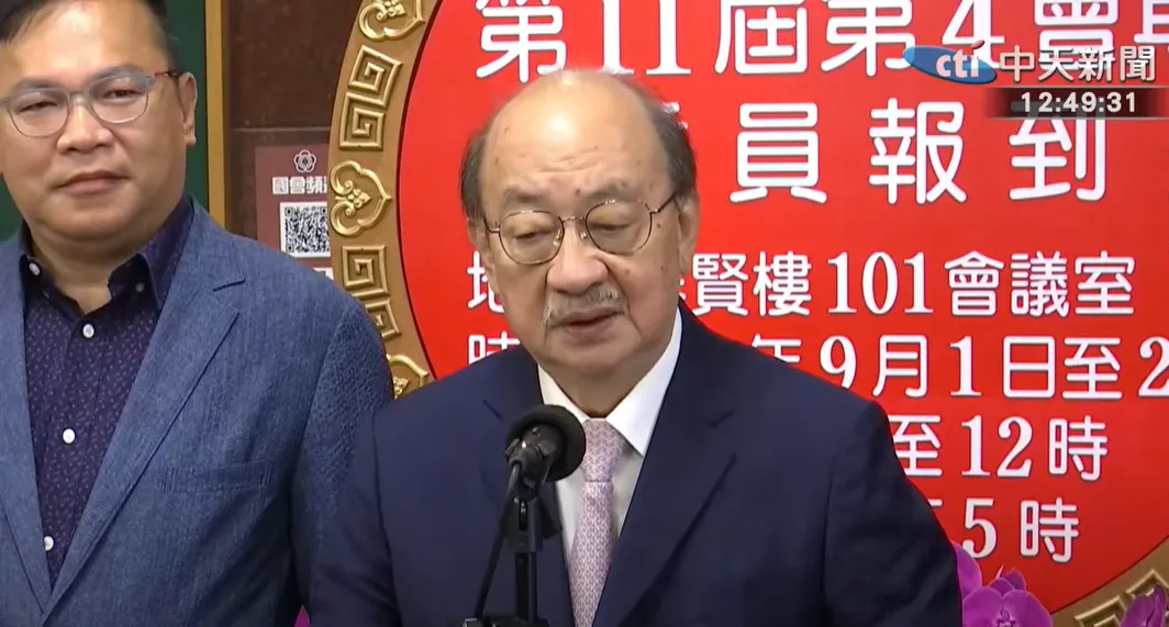 柯建銘今重申總召任期將做到明年2月1日，同時宣布黨團將行文所有綠委，開放為期一週的黨團六長登記。（圖/中天新聞）