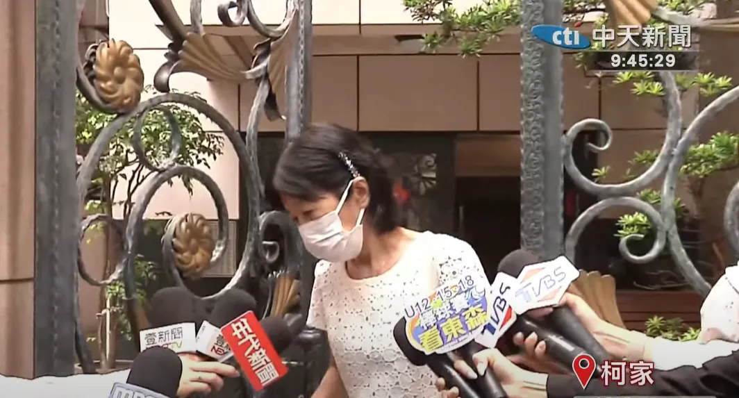陳佩琪8日上午出門。（圖／中天新聞）