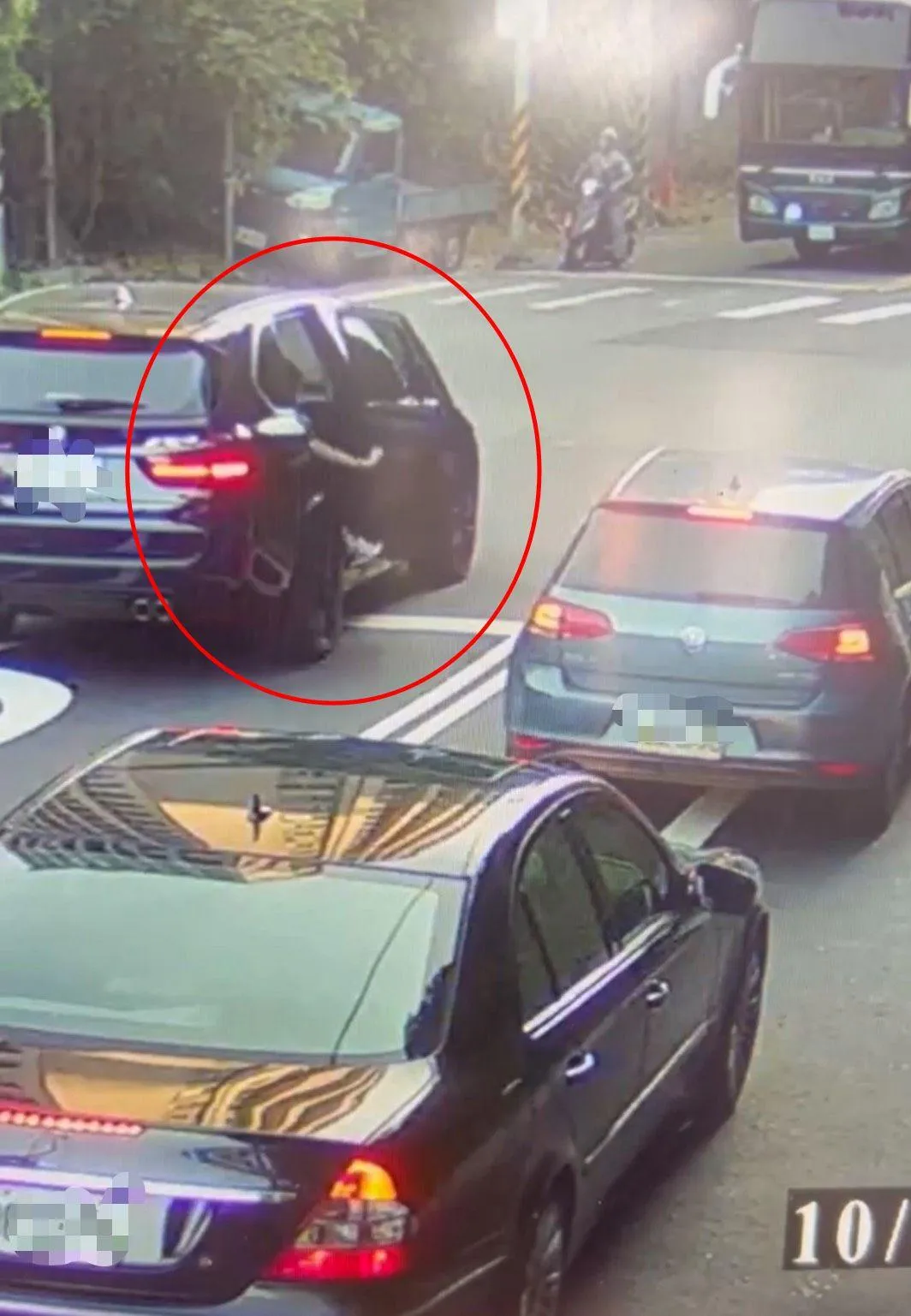 國道2號大湳路段，有民眾目擊一輛轎車後座乘客，開門疑似跳車，非常危險。（圖／警方提供）