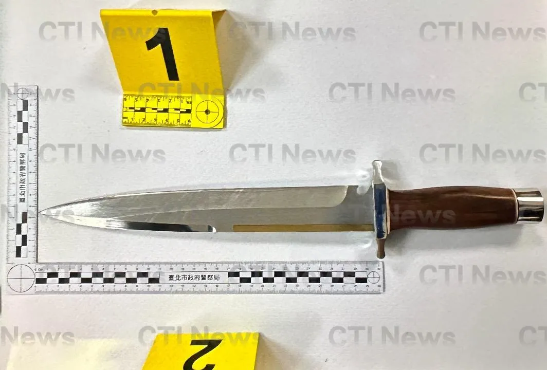 警方查扣張文犯案用兇刀「Toothpick Knife」。（圖／翻攝畫面）