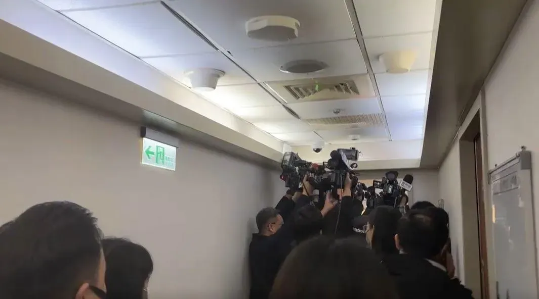 檢調人員進入林岱樺研究室。（圖／中天新聞）