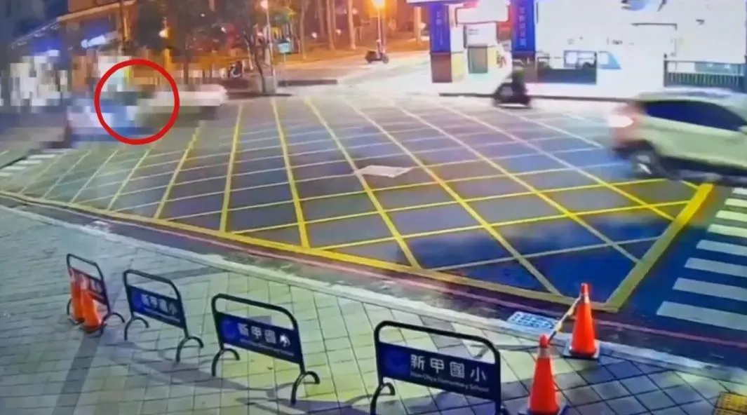 高雄市鳳山區17日驚傳死亡車禍。（圖／翻攝畫面）