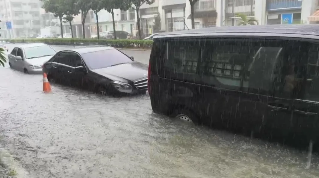 嘉義市今(18)日午後遭遇大雷雨襲擊,因排水系統無法負荷,導致市區多處道路出現積水情形。(圖/翻攝畫面)
