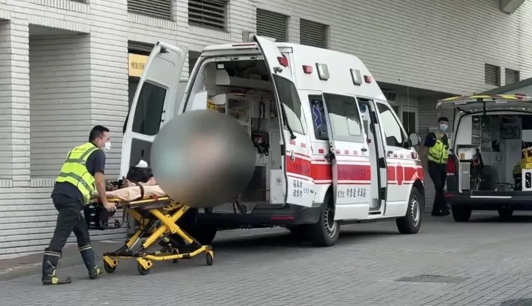 傷者遭砍傷送醫搶救。(圖/翻攝畫面)