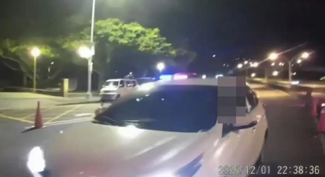 共享汽車行經保安大隊臨檢點。（圖／翻攝畫面）