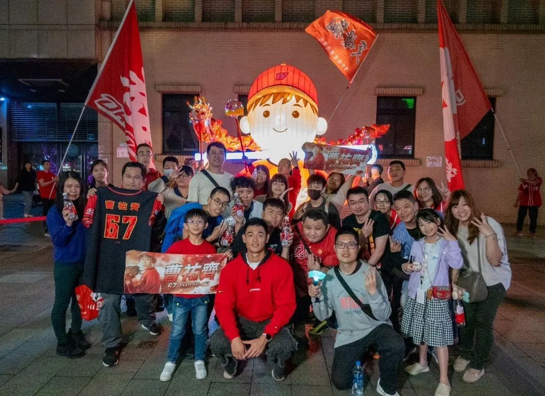 3月1日曹祐齊驚喜現身《台北主場・奔龍而上》燈組與民眾合影