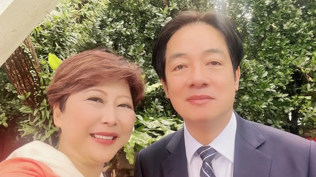 陳亭妃和賴清德合影。（圖／翻攝陳亭妃臉書）