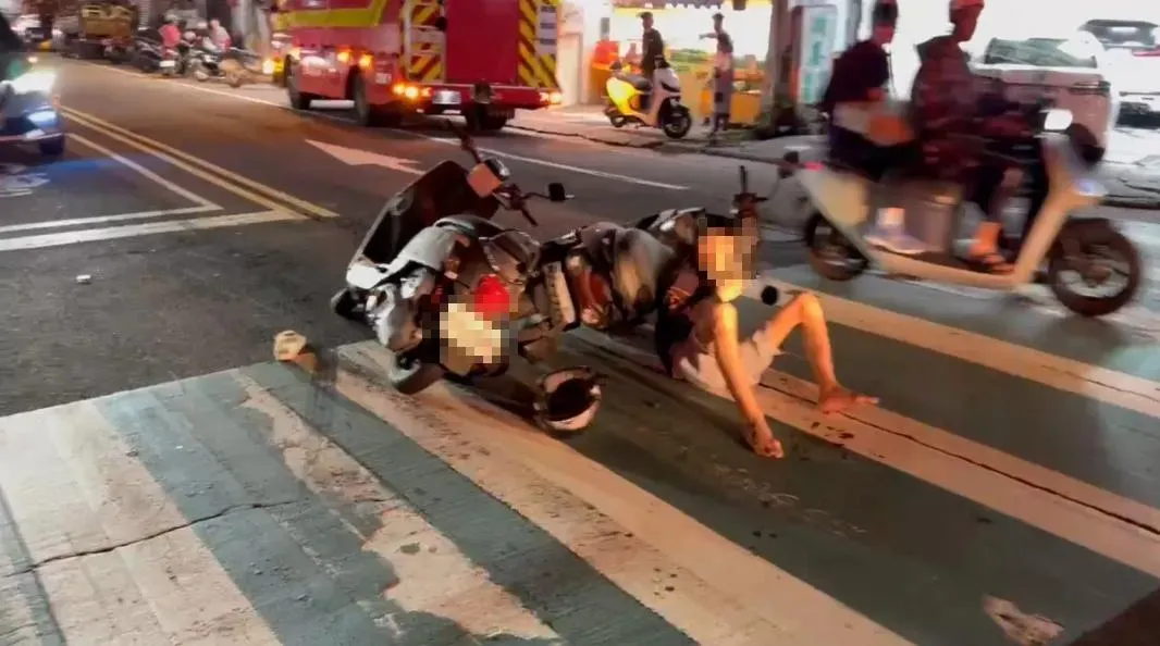 基隆一輛自小客車衝撞多部機車。（圖／中天新聞）