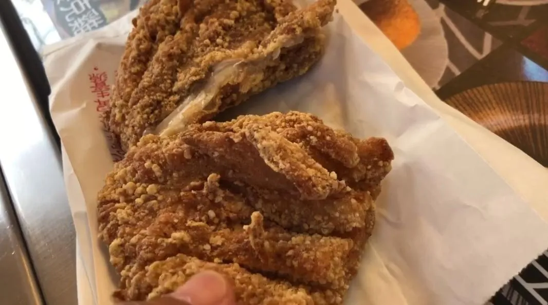 雞排香脆酥嫩。（圖／中天新聞）