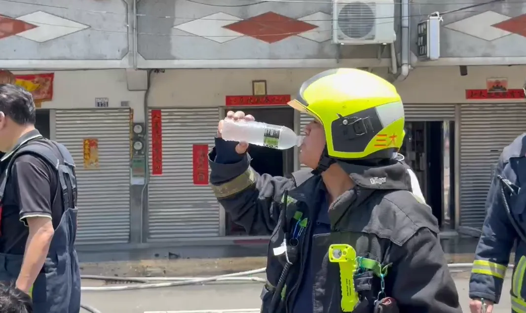 由於正值烈日當頭，消防員打火幾乎快中暑，現場準備冰水給打火弟兄們飲用。（圖／中天新聞）