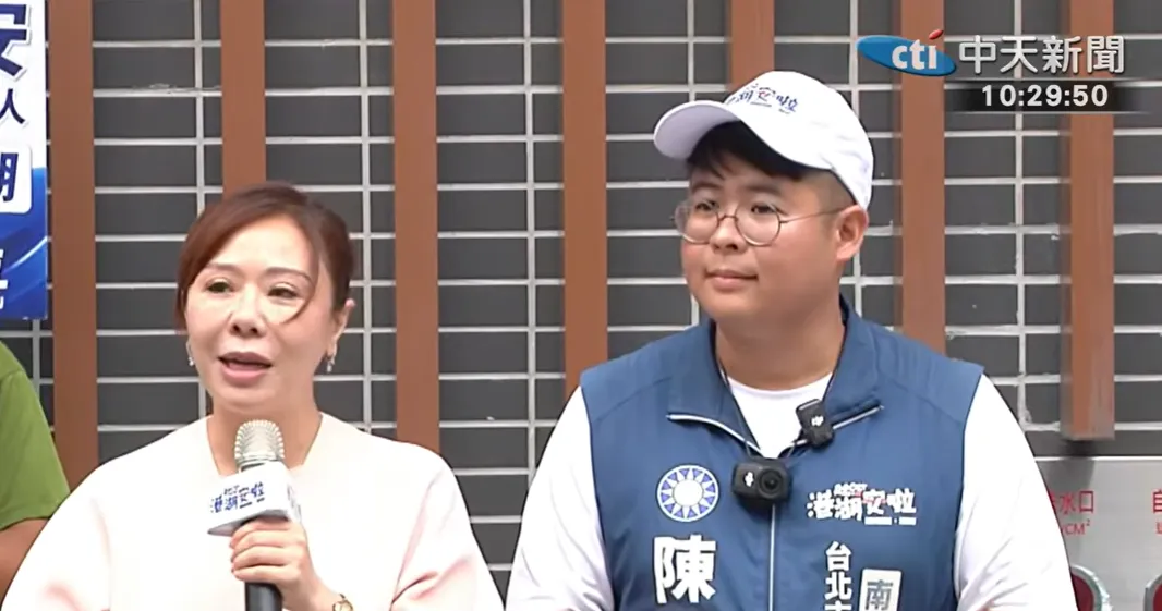 李彥秀陪同陳冠安登記參選。（圖／中天新聞）