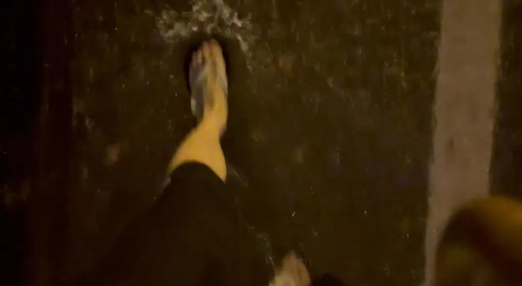 位於宜蘭縣冬山鄉的慈愛路出現嚴重積水,積水深度一度淹沒至腳踝處。(圖/翻攝畫面)