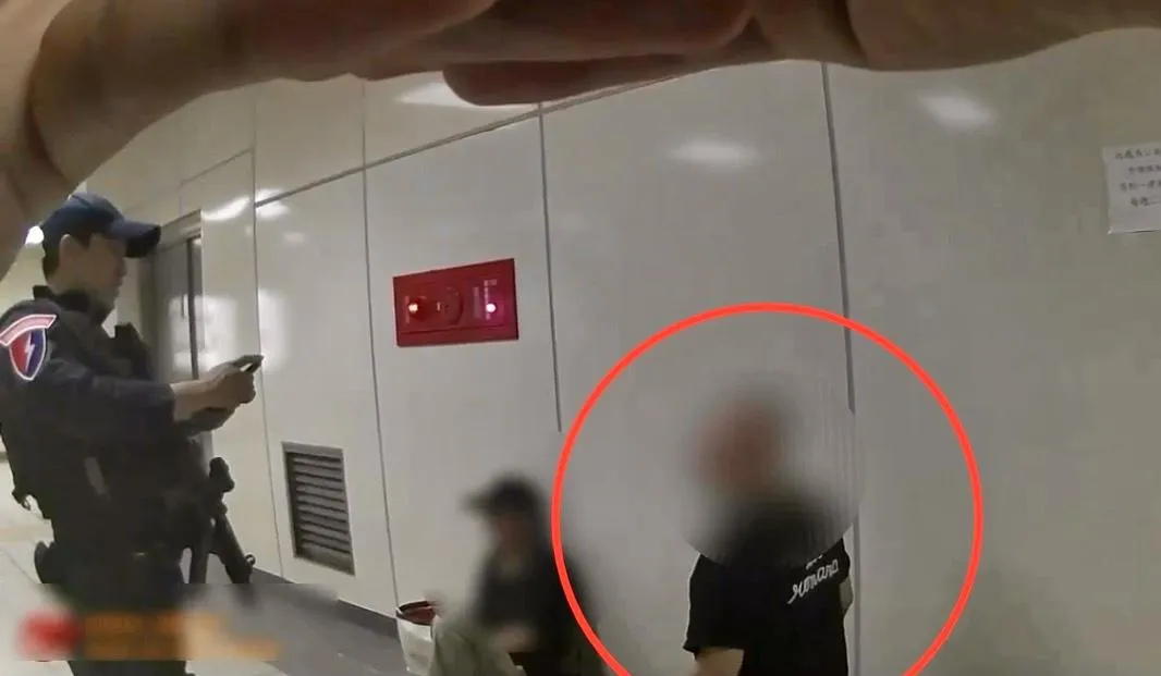 通緝男在板橋車站地下道遭警方查獲。(圖/翻攝畫面)