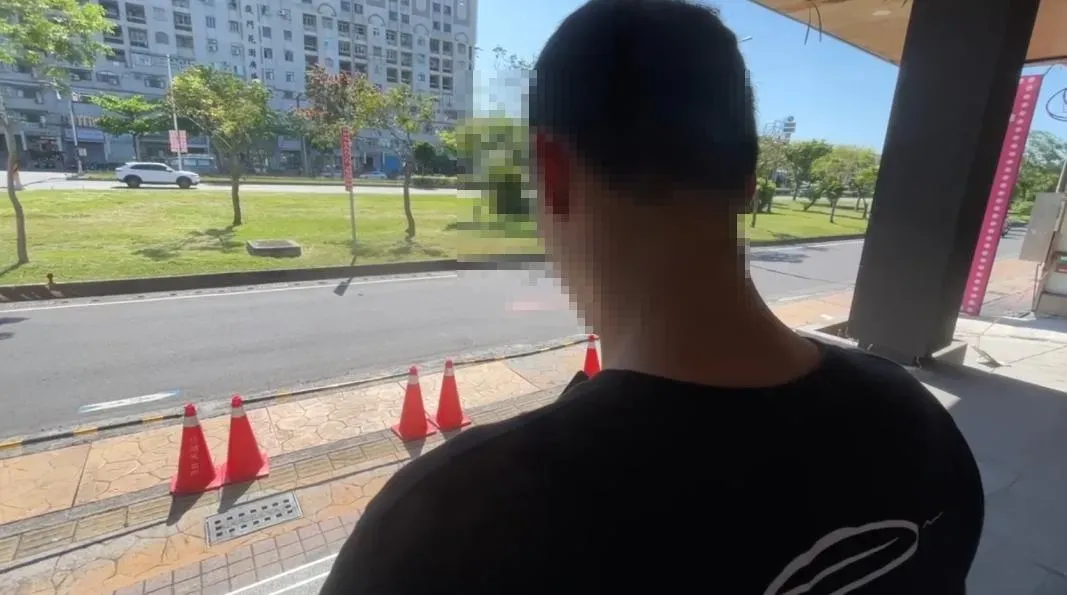 許男質問經理:「若您遇到同樣的狀況,您還敢再喝嗎?」,因此許男拒絕以飲料作為補償,對於這樣的處理方式感到極度失望。(圖/中天新聞)