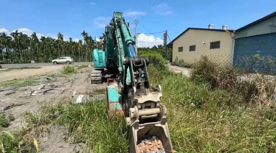 屏東有工人將怪手變成烤架神器。(圖/翻攝畫面)