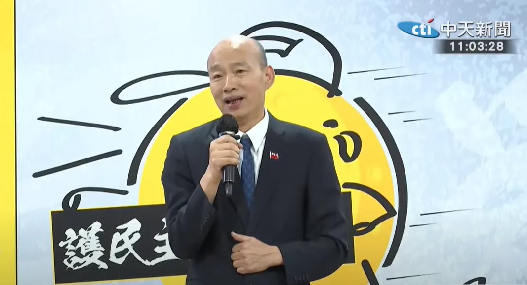 韓國瑜（中）5日出席國民黨立委羅智強「護民主．反惡罷－100萬步走大安」新書發表會。（圖/中天新聞）