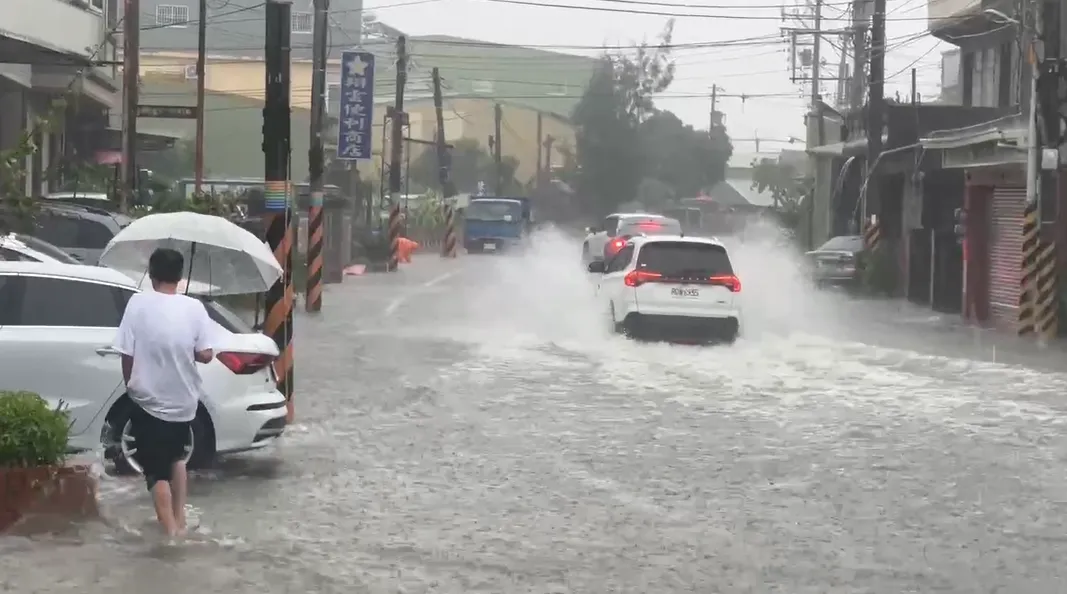 今（10）日天氣相當不穩，中南部出現驚人強降雨，持續不斷的強降雨為全台各地帶來嚴重災情，多個縣市陸續宣布停班停課。（圖/中天新聞）