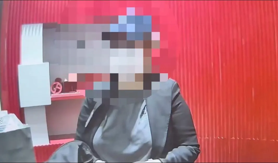 女子在百貨營業前潛入行竊遭逮。（圖／翻攝畫面）