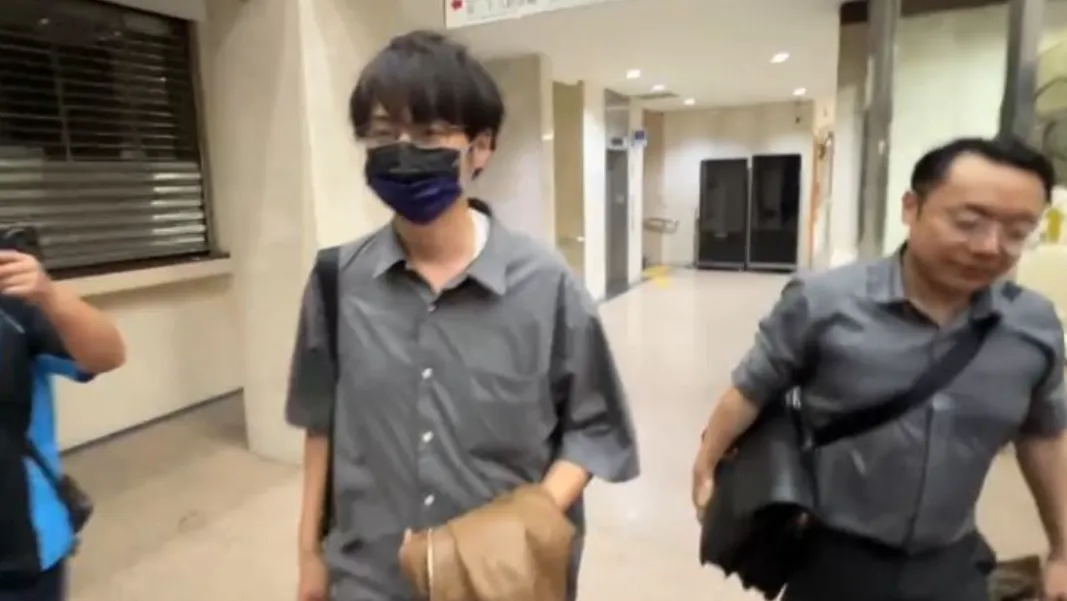 律師鄭皓文涉洩密給詐團上游,遭檢警拘提,訊後200萬元交保。(圖/翻攝畫面)