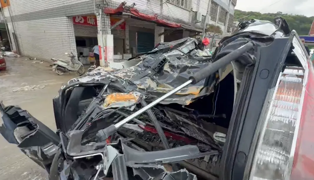 車輛嚴重毀損。（圖／中天新聞）