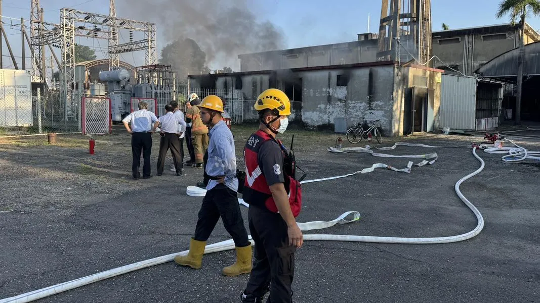 台南市永康區今（30）日下午發生一起嚴重工安事故與火警。（圖／翻攝畫面）