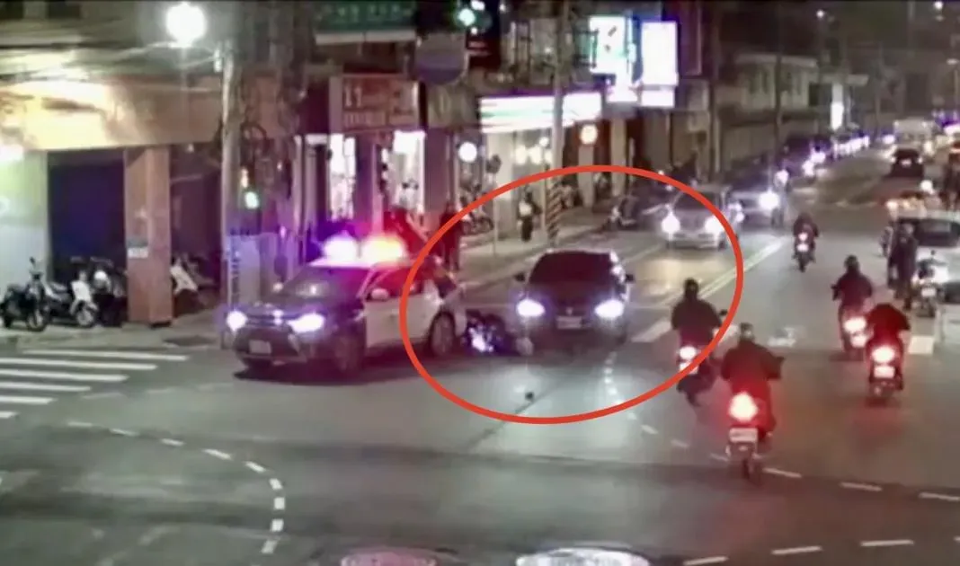 騎士撞警車後波及BMW險遭輾過。（圖／翻攝畫面）