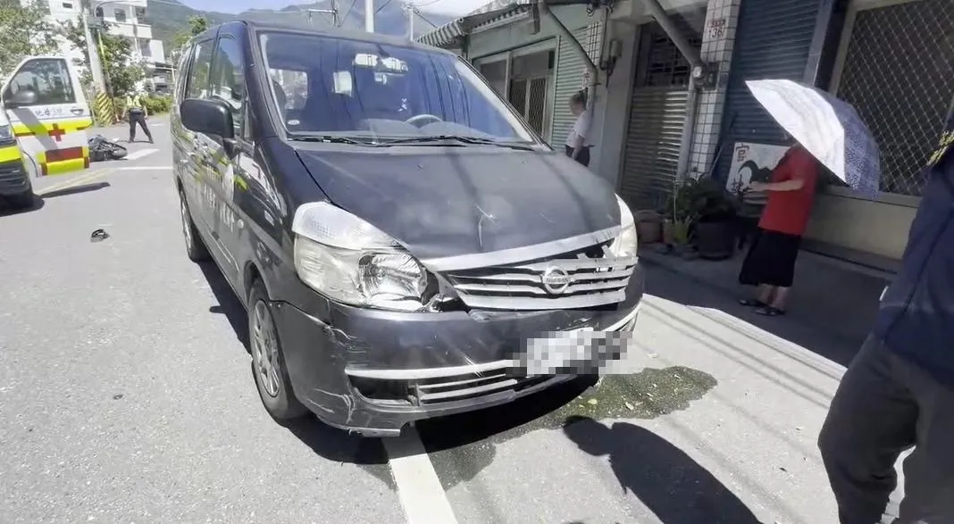 小客車車頭有撞擊痕跡。(圖/翻攝畫面)