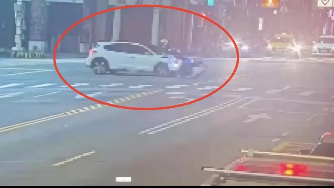 蔡姓員警凌晨執勤時出車禍目前仍昏迷。（圖／翻攝畫面）