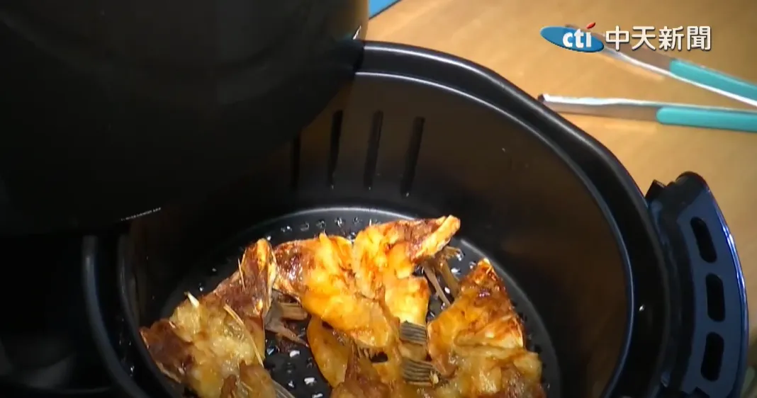 清潔氣炸鍋時，若內鍋有油膩情形，可先以廚房紙巾擦拭吸附多餘油脂。（示意圖／中天新聞）
