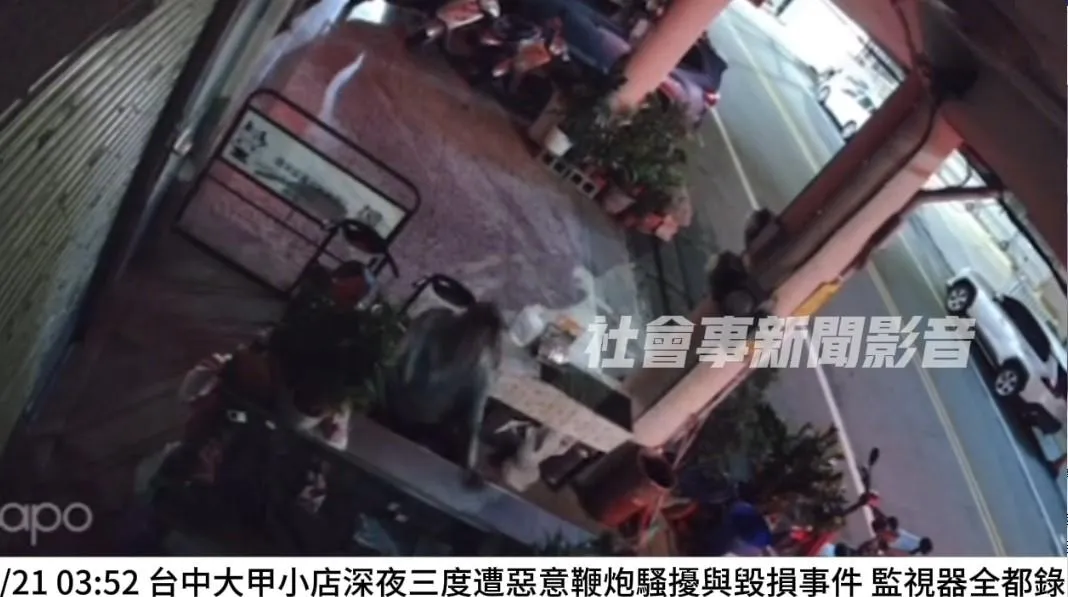 不明人士深夜毀損店面物品。（圖／翻攝自社會事新聞影音）