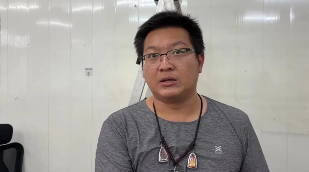 東成醬油行銷經理鄭文翔表示，針對舉報人提到天花板有針孔攝影機的指控，經確認後並無此設備，歡迎有疑慮者親自檢查。（圖／翻攝畫面）